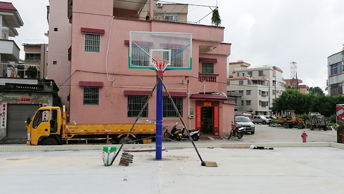 台山市鹅翼村安装埋地篮球架设施 为村民提供娱乐健身场所