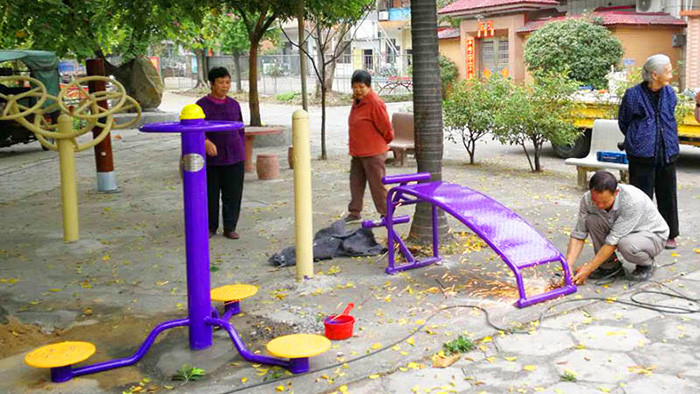 梅州嘉应花园A区已安装老人户外健身器材，居民尽享健身乐趣