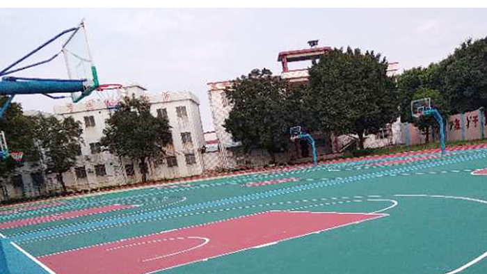 江门东新小学丙烯酸球场搭配固定篮球架双完工学生齐欢迎